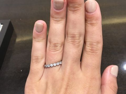 【LUCIE(ルシエ)の口コミ】 ダイヤの形がクッキリ分かるエタニティリングです。
エタニティリングで色…