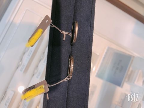 【4℃ BRIDAL(ヨンドシーブライダル)の口コミ】 ウェーブで探していたのでいろいろ紹介していただきました。両側にダイヤ…