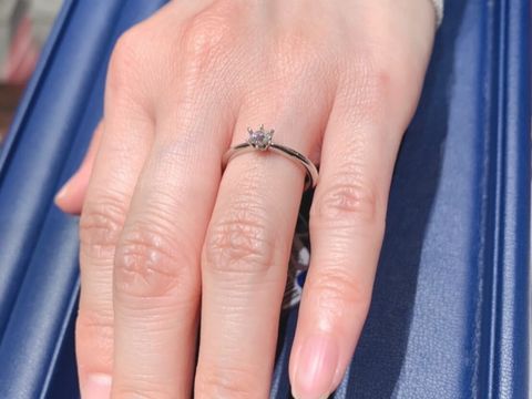 【銀座ダイヤモンドシライシの口コミ】 普段指輪をつけないのでイメージがつかなかったのですが、いくつか試着さ…