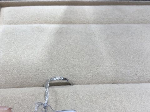 【KIRIYA BRIDAL(宝石の桐屋)の口コミ】 丸みのあるプラチナ素材の指輪で、真ん中部分にダイヤが埋め込まれている…