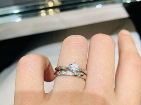 【ラザール ダイヤモンド(LAZARE DIAMOND)の口コミ】 ストレートリングですが、斜めにダイヤモンドが並んでるので、指が長く見…