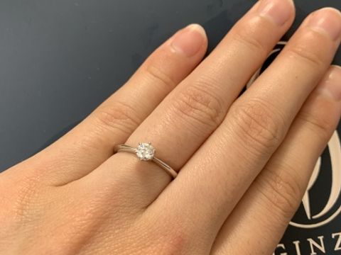 【銀座ダイヤモンドシライシの口コミ】 リングの幅が狭く、指が長く見えました。ダイヤモンドも何点か見せていた…