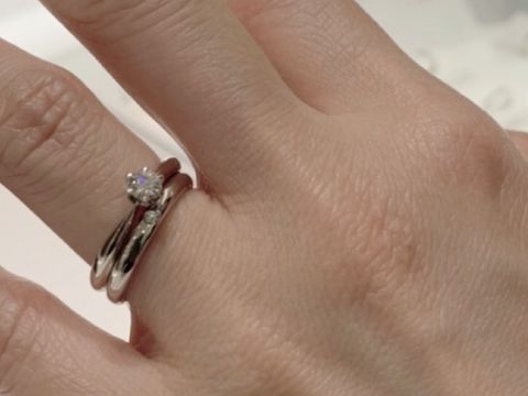 【GALA JEWELRY(ガラジュエリー)の口コミ】 婚約指輪と結婚指輪を重ね付けしたかったので華奢なリングにしました。シ…