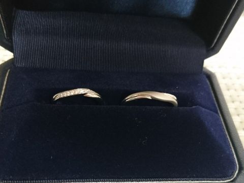 【銀座ダイヤモンドシライシの口コミ】 彼とデザインはペアではないですが、帯状にななめにダイヤモンドが流れる…