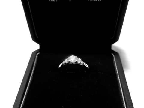 【銀座ダイヤモンドシライシの口コミ】 リングのデザインは、可愛いものから綺麗なものまでたくさん揃っていまし…