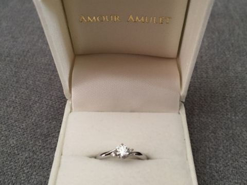 【AMOUR AMULET(アムール・アミュレット)の口コミ】 真ん中のダイヤと、両側にセットされた小さなダイヤがまるでお花のように…