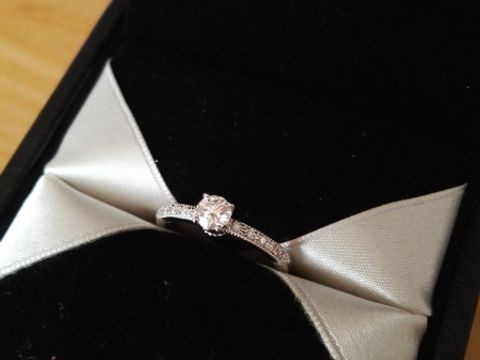 【エクセルコダイヤモンド(EXELCO DIAMOND)の口コミ】 婚約指輪はわたしが気に入ったものを購入したいという主人の希望もあり、…