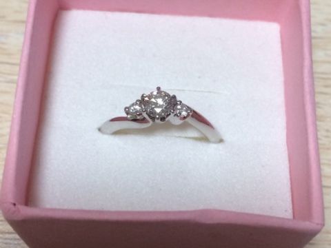 【アイプリモ(I-PRIMO)の口コミ】 ずっと欲しかった形で一目惚れでこれに決めました。
真ん中のダイヤモンド…