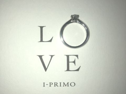 【アイプリモ(I-PRIMO)の口コミ】 台座の下に６つのダイヤがありシンプルに見えて実は横から見るとダイヤの…