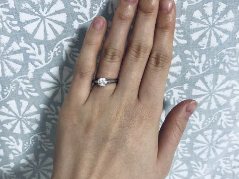 【ティファニー(Tiffany & Co.)の口コミ】 どんな指輪とも合わせやすくスタンダードなかぎ爪のものがよかったため、…