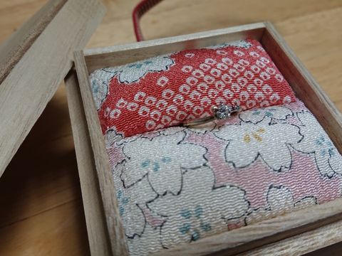 【杢目金屋(もくめがねや)の口コミ】 フィッティングまでは、主人が私にサプライズで頂いてました。私が桜の花…