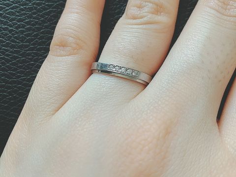 【ラザール ダイヤモンド(LAZARE DIAMOND)の口コミ】 ひと目見てペアとわかるデザインが良かったのですが、そうなると男性用の…