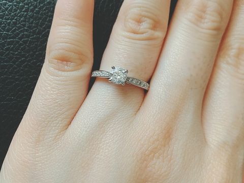 【銀座ダイヤモンドシライシの口コミ】 ダイヤの輝きがとても美しく、ひと目見て惹かれました。中央のダイヤに向…