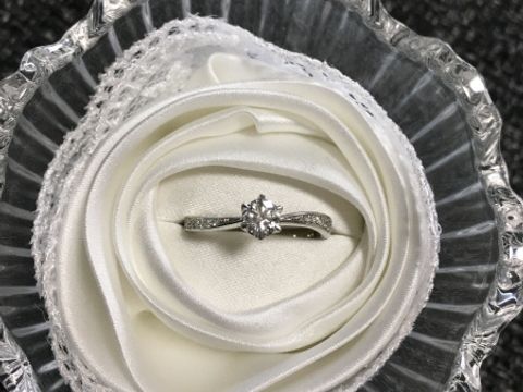 【4℃ BRIDAL(ヨンドシーブライダル)の口コミ】 リングの形がカーブになっているので、見た目に動きがあり、指が細くない…