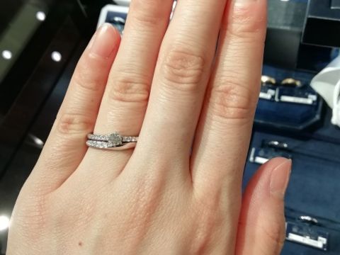 【ROYAL ASSCHER(ロイヤル・アッシャー)の口コミ】 伝統のあるブランドで、ダイヤモンドの質にこだわっている点に惹かれまし…