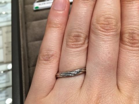 【銀座ダイヤモンドシライシの口コミ】 植物の茎が絡み合ったようなデザインが気に入りました。リングのウェーブ…