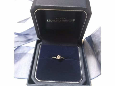 【銀座ダイヤモンドシライシの口コミ】 サイドがふたりが手をつなぐところをイメージしてあり、よく見るとハート…