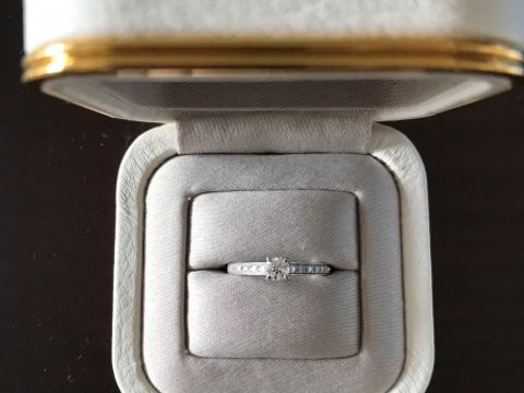 【ブシュロン(BOUCHERON)の口コミ】 華やかなものがよかったのでデザインは中央に一石とその周りをメレダイヤ…