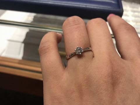 【銀座ダイヤモンドシライシの口コミ】 いくつかのお店で試着をした中で、シンプルなデザインが気に入って購入し…