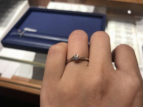 【銀座ダイヤモンドシライシの口コミ】 ダイヤ1粒、ストレートタイプのシンプルなデザインです。ダイヤを支える土…