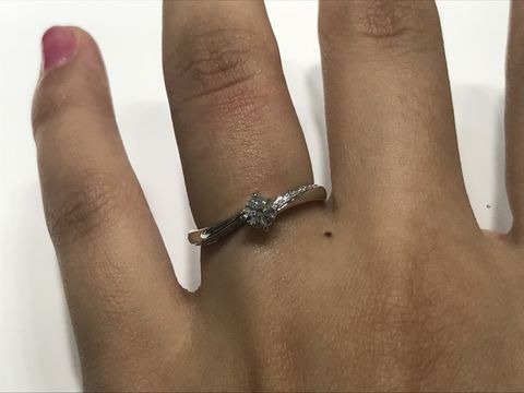 【4℃ BRIDAL(ヨンドシーブライダル)の口コミ】 中央にはダイヤ1粒、中央から左右側面にかけてメレダイヤが半周ついている…