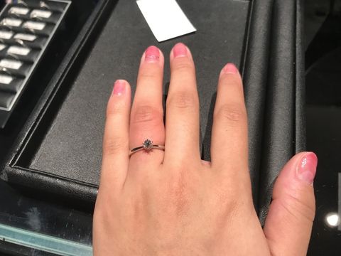 【ラザール ダイヤモンド(LAZARE DIAMOND)の口コミ】 ダイヤ1粒、ストレートタイプのシンプルな指輪です。真上から見るとダイヤ…