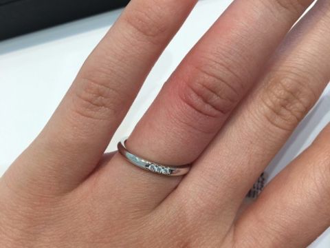 【4℃ BRIDAL(ヨンドシーブライダル)の口コミ】 シンプルなデザインがとても可愛いです。シンプルですが、ダイヤが3つもつ…
