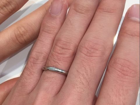 【4℃ BRIDAL(ヨンドシーブライダル)の口コミ】 シンプルなデザインです。ストレートで飾りは一切ありません。太さが選べ…