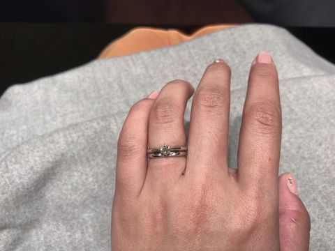 【銀座ダイヤモンドシライシの口コミ】 婚約指輪とセットのデザインの結婚指輪なので、重ね付けするとダイヤがま…