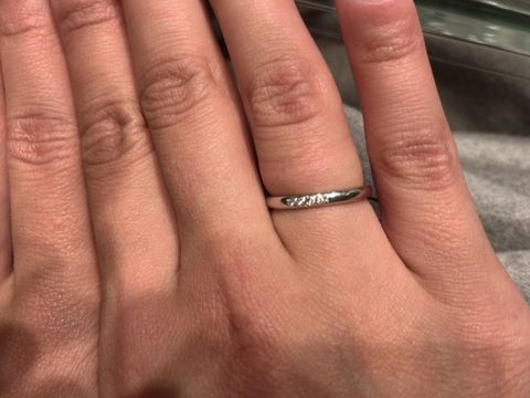 【ラザール ダイヤモンド(LAZARE DIAMOND)の口コミ】 ストレートタイプの指輪でメレダイヤが5つ並んでいるデザインです。中央の…