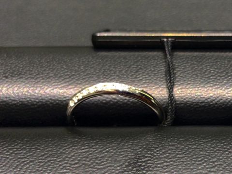 【ラザール ダイヤモンド(LAZARE DIAMOND)の口コミ】 メレダイヤが斜めに並んだストレートタイプの指輪です。ダイヤは中央が大…