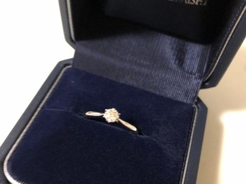 【銀座ダイヤモンドシライシの口コミ】 結婚指輪はダイヤのついたものにしようと思っていたので、婚約指輪はシン…
