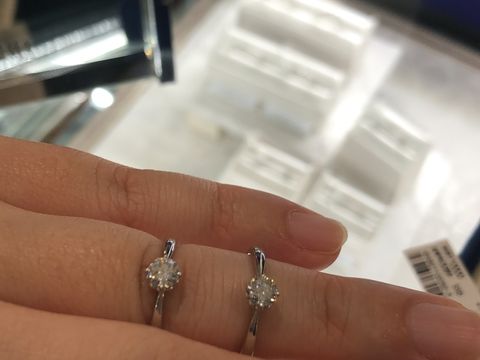 【ヴァンドーム青山(VENDOME AOYAMA)の口コミ】 お花の形になった婚約指輪です。花の形になっているものは他のメーカーで…