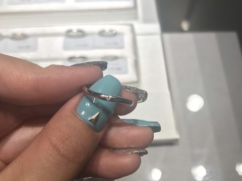 【アイプリモ(I-PRIMO)の口コミ】 普段ネイルをしているのと
顔や服装などが割と派手な方なので
結婚指輪は…