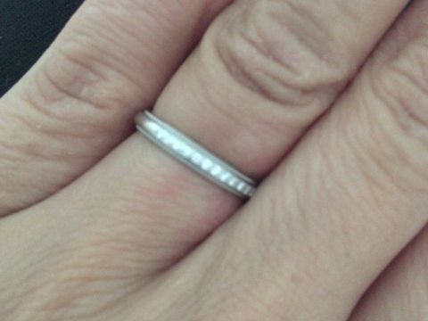 【4℃ BRIDAL(ヨンドシーブライダル)の口コミ】 アンティークなミル打ちデザインがかわいいと思っていたのと、ダイヤのエ…