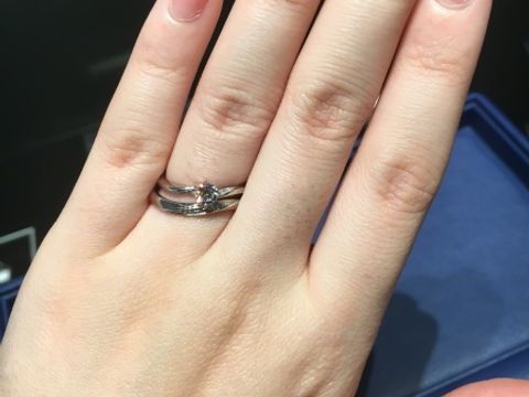 【銀座ダイヤモンドシライシの口コミ】 婚約指輪と重ね付けした感じがよかったです。ウェーブのおかげで指が短く…