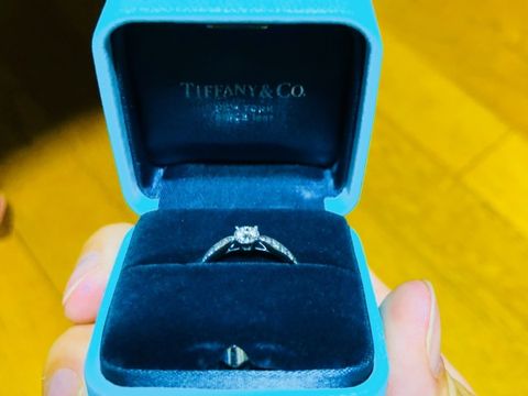 【ティファニー(Tiffany & Co.)の口コミ】 中央だけでなく、再度にもダイヤが敷き詰められており指にはめたらこれ１…