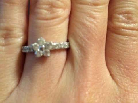 【組曲ジュエリーの口コミ】 他の店舗にはないかわいらしお花のデザインが気に入りました。いつもつけ…