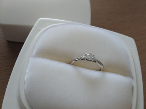 【俄(にわか)の口コミ】 立て爪の形の指輪が欲しく、でも出っ張りすぎていないものがよかった。こ…