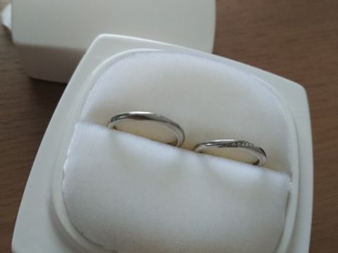 【俄(にわか)の口コミ】 曲線が好みだった。真ん中に並んでいるダイヤもかわいいけど主張しすぎな…