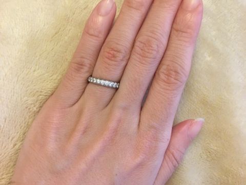 【ラザール ダイヤモンド(LAZARE DIAMOND)の口コミ】 エタニティのようにダイヤが並んでおり、かつダイヤが外れることのないよ…