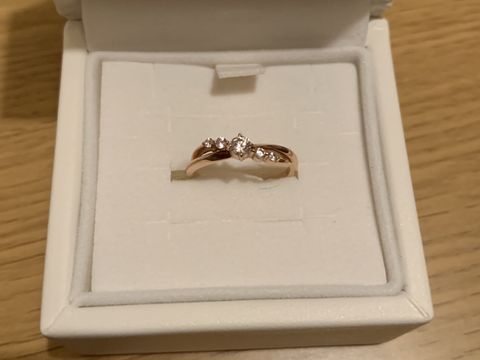 【4℃ BRIDAL(ヨンドシーブライダル)の口コミ】 婚約指輪なので相手の好きな色とか好きそうなデザインとか考えて似合いそ…