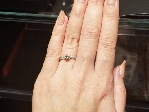 【エクセルコダイヤモンド(EXELCO DIAMOND)の口コミ】 アーム部分のダイヤモンドがそこまで大きくないので、華奢に見えるのが良…