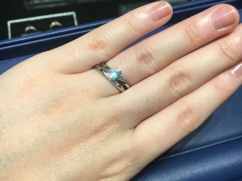 【銀座ダイヤモンドシライシの口コミ】 ダイヤがついている指輪が良かったので、真ん中にダイヤが入っていてかわ…