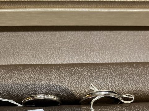 【アイプリモ(I-PRIMO)の口コミ】 女性の指輪のダイアの並びがおすすめです。ダイヤは3つですが、留め具の配…