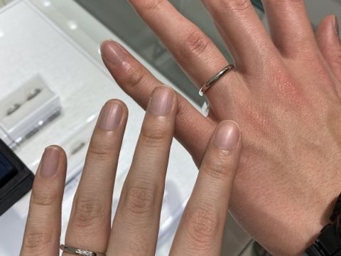 【4℃ BRIDAL(ヨンドシーブライダル)の口コミ】 女性の指輪はシンプルでありながら3つのダイアの輝きが印象的です。太さは…