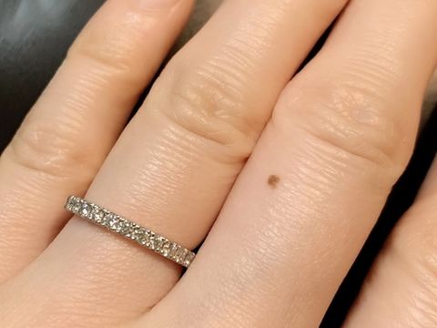 【ラザール ダイヤモンド(LAZARE DIAMOND)の口コミ】 結婚指輪と重ね付けして、結婚した後も長く付けられるようにとハーフエタ…
