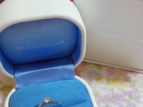【銀座ダイヤモンドシライシの口コミ】 あまり高さのないシンプルな婚約指輪を探していました。こちらは上から見…