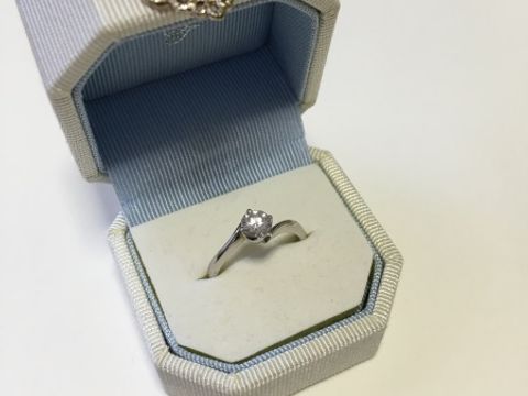 【サマンサティアラブライダル(Samantha Tiara Bridal)の口コミ】 来店時の店員さんの説明で、ダイヤを両手で包み込むような形になってるデ…