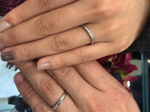 【ヴァンドーム青山(VENDOME AOYAMA)の口コミ】 シンプルなデザインのものを探していました。斜めにダイヤモンドが埋め込…